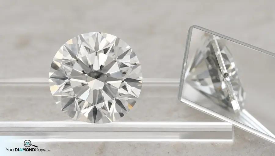 Round diamond beside an angled mirror showing a surface reaching knot at the edge