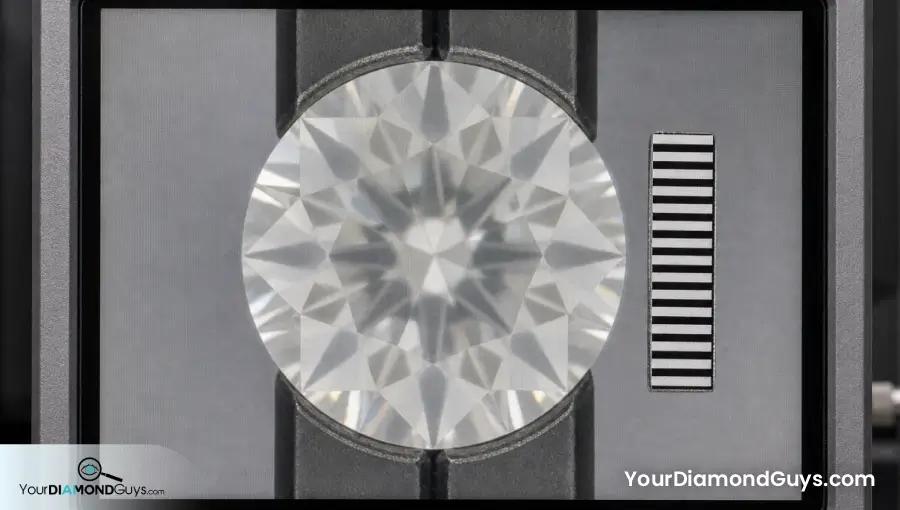 Paused diamond video with soft facet junctions beside a razor sharp focus comb