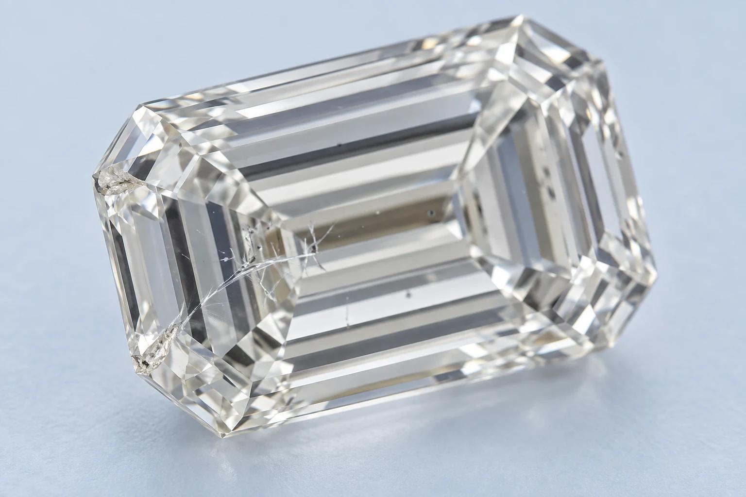 Diamond clarity inclusion - Bruise feature under magnification