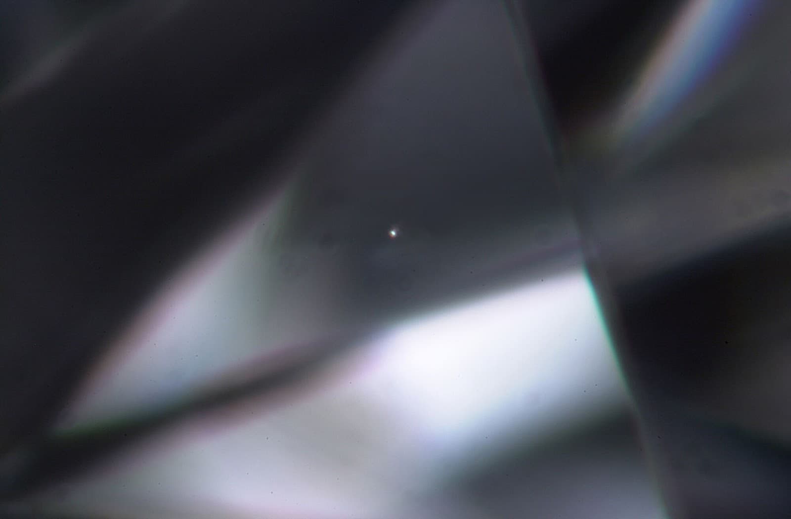 A close up of a diamond with a pinpoint.